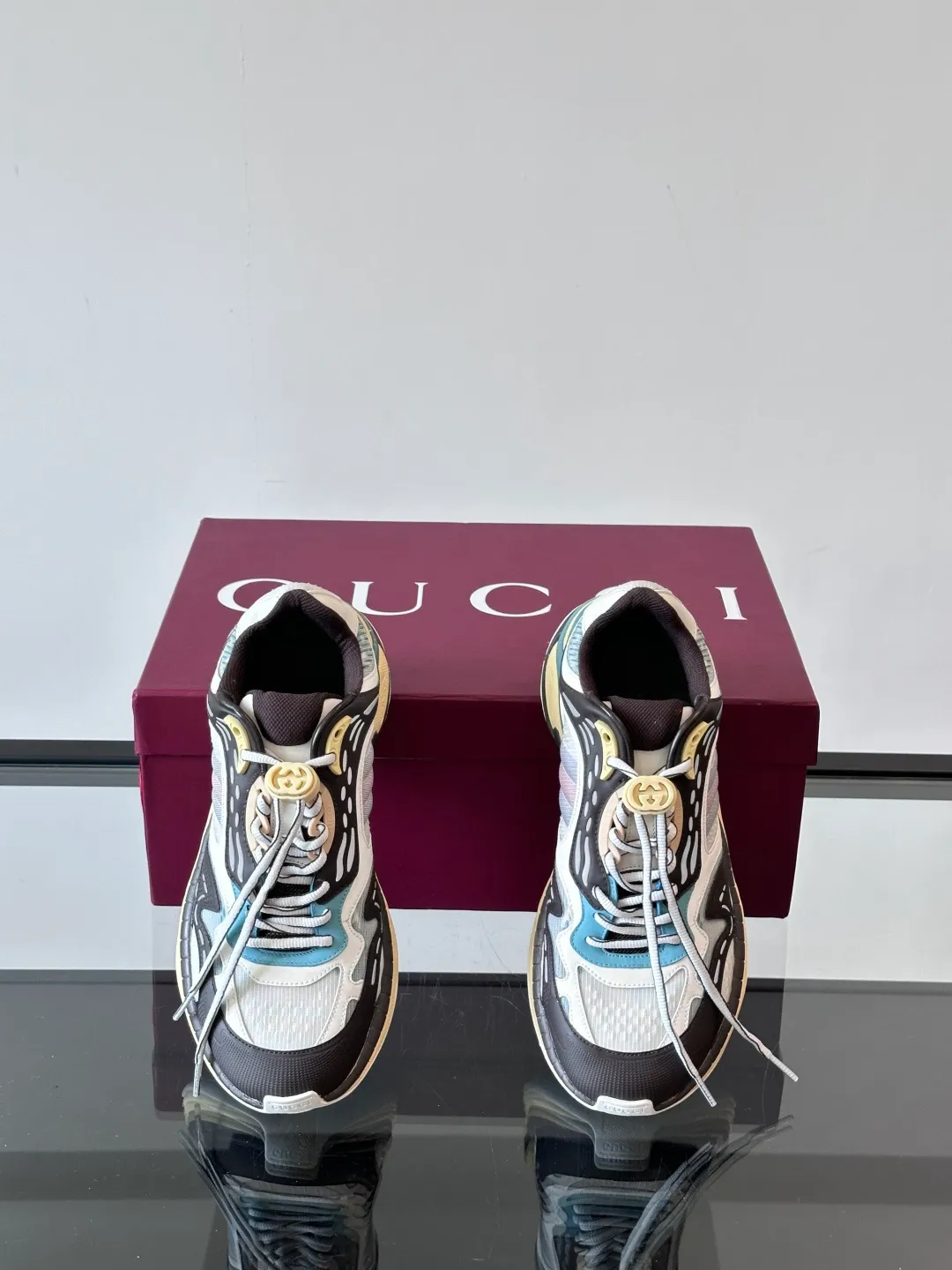 [G Home] Top P: 1020💰 Men’s size will be released first Size: 39-45 (45 customized) Gucci Gucci, couple model, women’s model will be released later, new 2.0 futuristic sports shoes‼ ️A pair of subversive sneakers is here. Gucci 2.0, a full series of 4 colors with key investment, smart silhouette: slightly curved forefoot design, you can clearly feel the propulsion when commuting and trotting, and it can enhance the sense of line extension when paired with wide-leg pants or cycling pants. EVA thick soles not only have a comfortable height-increasing effect, but also reduce weight (it actually lasts 3 hours of shopping without tiring your feet!) Highlight moments for lazy people: 2. Just choose it for airport wear! You can take them off in seconds after passing the security check (you can put them on as soon as you lift the heel strap), because the shoes come with a sliding buckle, so no need! ! Tie your shoes. Really achieve the sense of relaxation that goes with you.